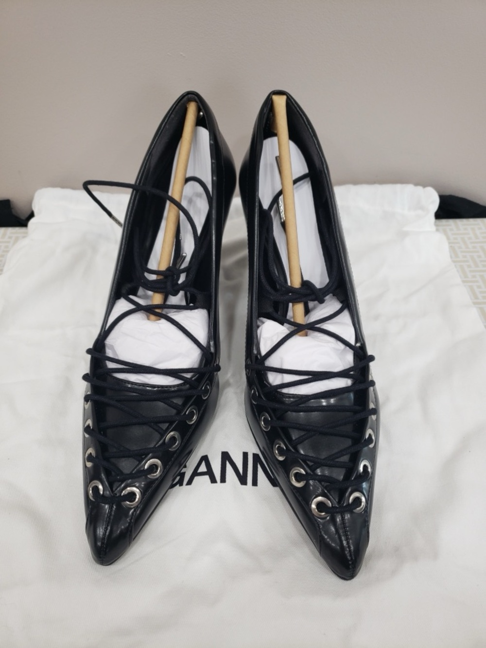 Lace up butterfly high pump in black
